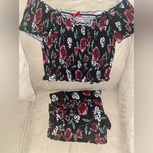 Cute floral 2 pc set . Nice for a date night w your love or even friends